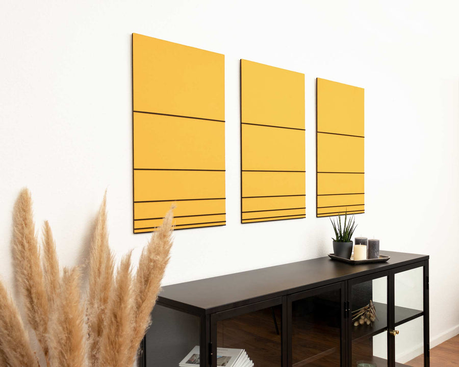 Hochwertiges 3D Wandbild in der Farbe gelb und schwarz aus Filz und Holz, hängend im Wohnzimmer
