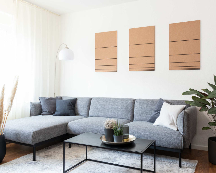 Hochwertiges 3D Wandbild in der Farbe beige und schwarz aus Filz und Holz, hängend im Wohnzimmer