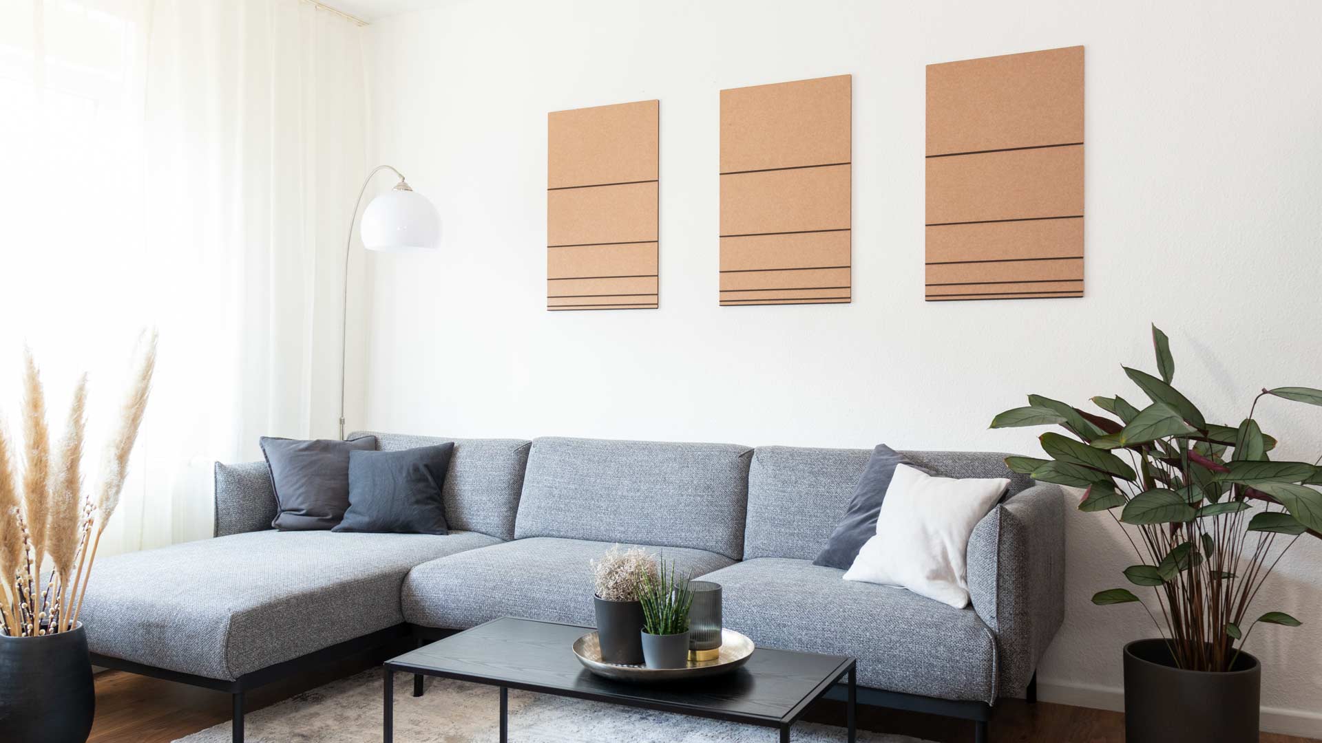 Hochwertiges 3D Wandbild in der Farbe beige und schwarz aus Filz und Holz, hängend im Wohnzimmer