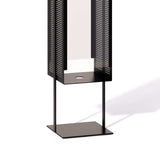 Windlicht AMO in schwarz, Studioansicht, einfache Reinigung durch Bodenöffnung, keine Wachsrückstände. Durchdachtes Design und hohe Qualität für Nutzer.