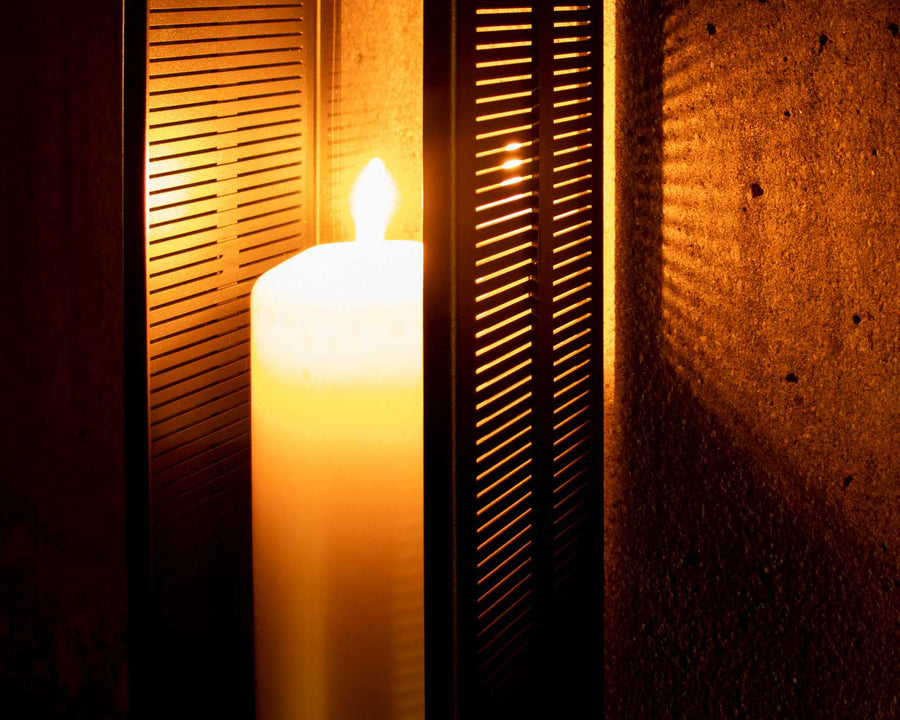 Großes Windlicht AMO in schwarz, Harmonische Stimmung und Wärme im Kerzenschein. Große Kerzen. Windlicht lässt Licht- und Schattenspiele entstehen.