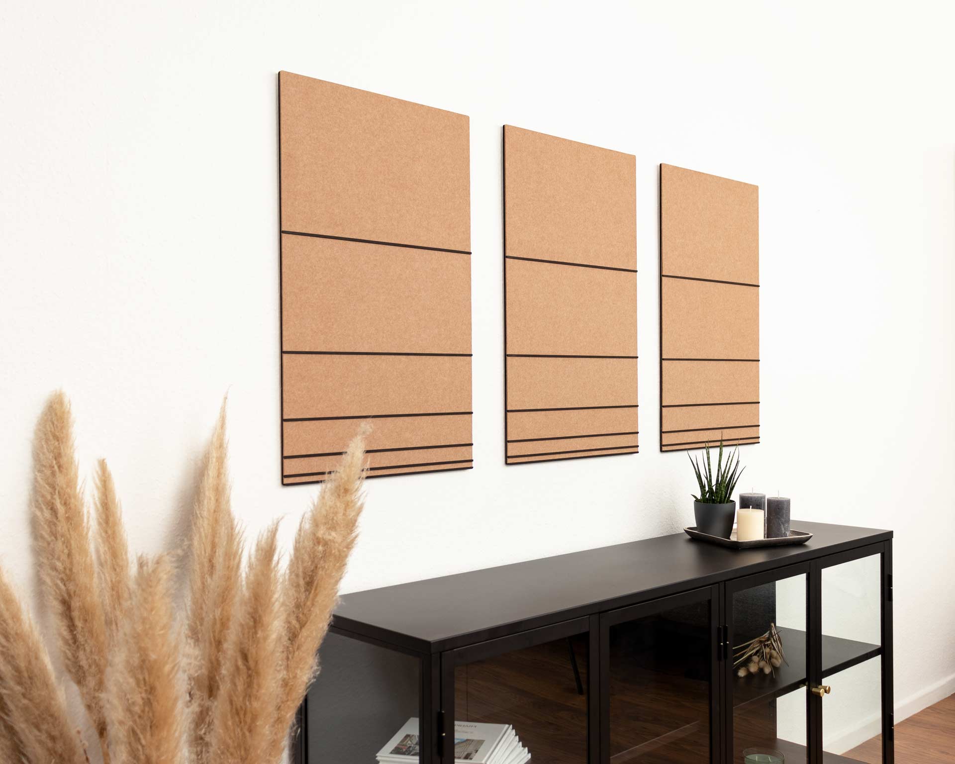 Hochwertiges 3D Wandbild in der Farbe beige und schwarz aus Filz und Holz, hängend im Wohnzimmer
