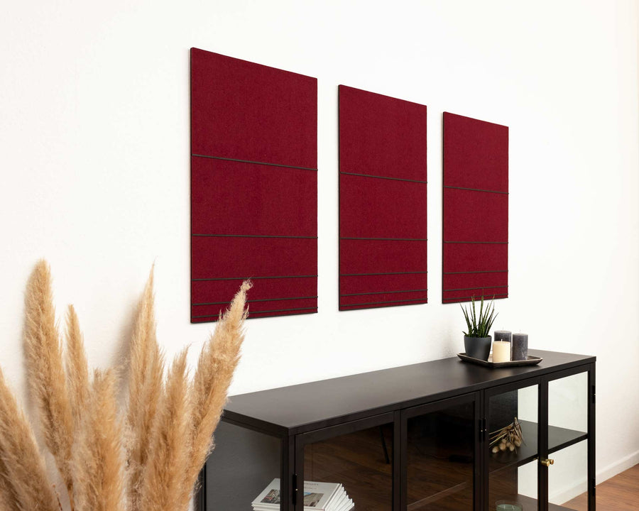 Hochwertiges 3D Wandbild in der Farbe rot und schwarz aus Filz und Holz, hängend im Wohnzimmer