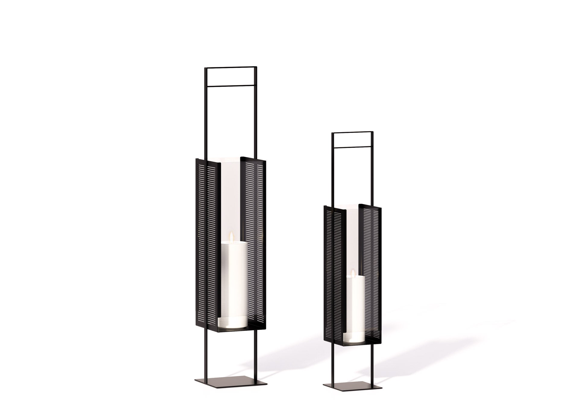 Hochwertiges Design-Windlicht AMO in schwarz, Studio Perspektive, Frontalansicht, groß und klein aus Metall und Glas. Für Wohnbereich und Außenbereich. Spannende Licht- und Schattenspiele entstehen durch unterschiedliche Perspektiven.