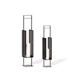 Hochwertiges Design-Windlicht AMO in schwarz, Studio Perspektive, Frontalansicht, groß und klein aus Metall und Glas. Für Wohnbereich und Außenbereich. Spannende Licht- und Schattenspiele entstehen durch unterschiedliche Perspektiven.