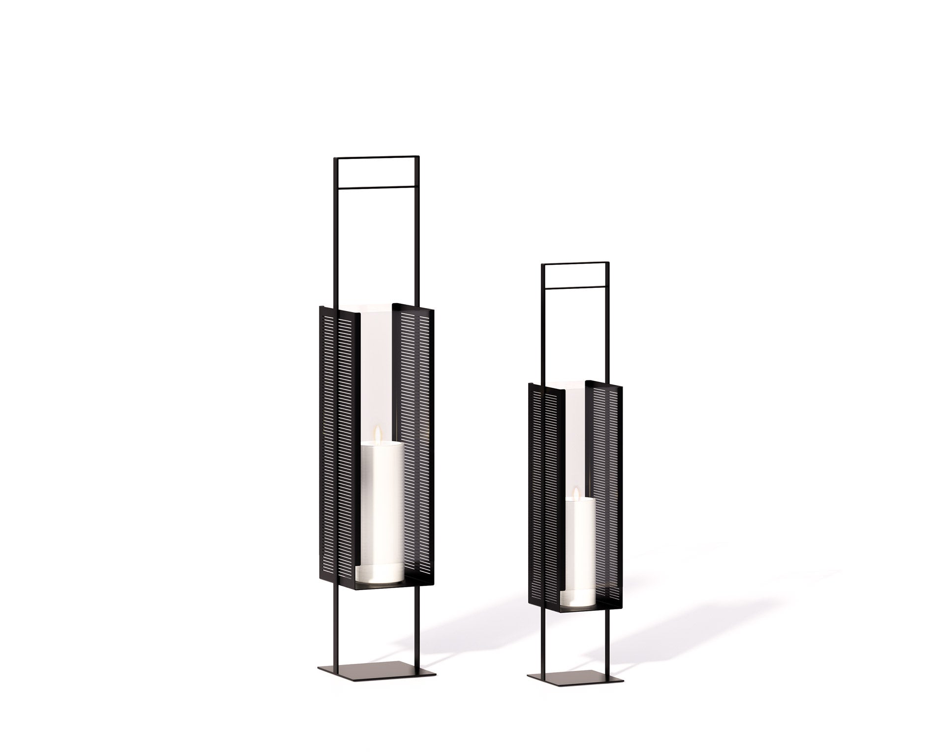 Hochwertiges Design-Windlicht AMO in schwarz, Studio Perspektive, Frontalansicht, groß und klein aus Metall und Glas. Für Wohnbereich und Außenbereich. Spannende Licht- und Schattenspiele entstehen durch unterschiedliche Perspektiven.